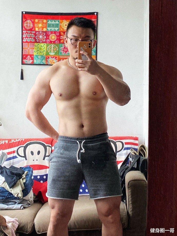 37岁肉壮爷们，撸铁成瘾，臂围已达42cm，网友：像一头北极熊！