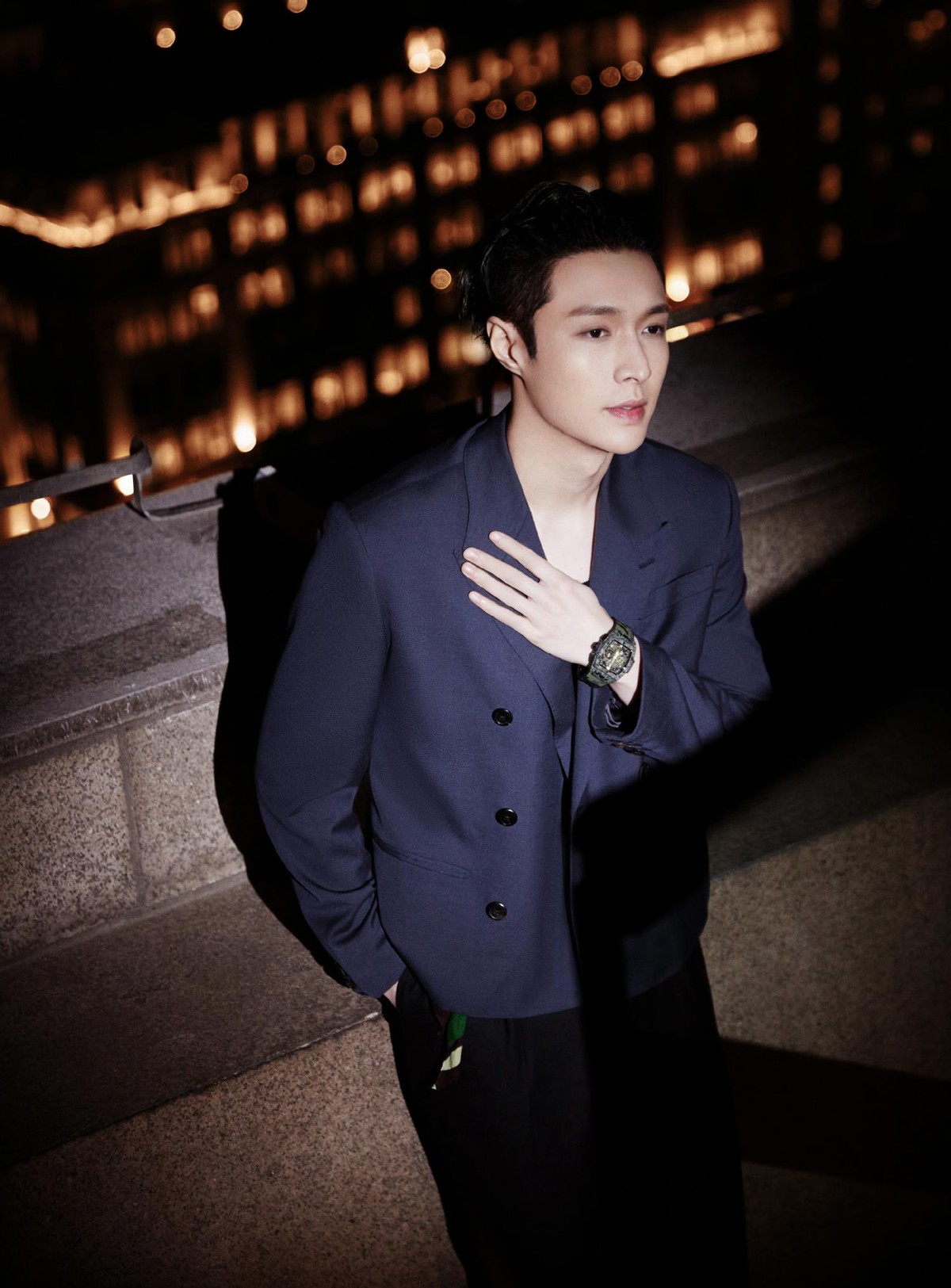 张艺兴|张艺兴拍摄外滩夜景大片，身穿深灰西装看着好man啊，表现力真强