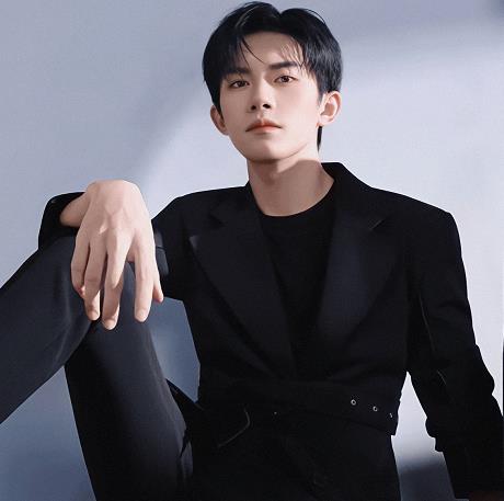 易烊千玺|易烊千玺采访登上报纸，发言和饭圈有关，粉丝以后说话要三思