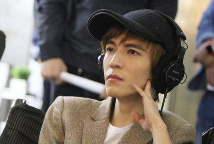 郭敬明|郭敬明为何突然消失了？海清脱鞋为他颁奖，尔冬升质疑他的背景