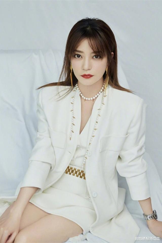 时尚搭配师瓜瓜|50多岁的女人，别只会穿裤子+上衣，夏天多穿裙子，又美又优雅