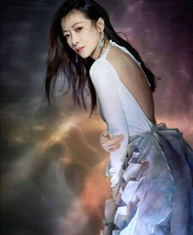 陈紫函|45岁陈紫函走红毯：领口大开露出“好风光”，将性感演戏至骨子里