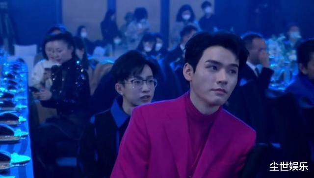 龚俊|龚俊时尚先生盛典，穿玫红色西装领奖，台下镜头怼脸拍颜值高