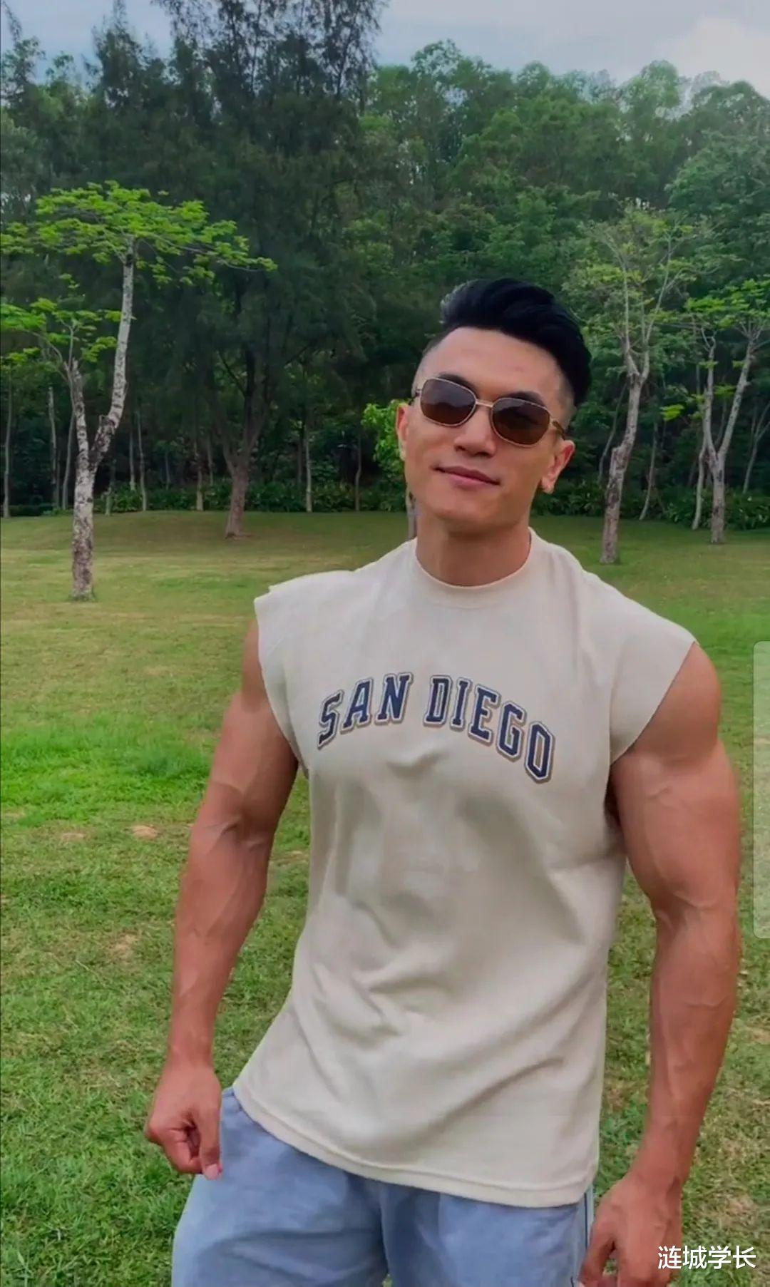 型男|这位戴墨镜的小车司机被扒到了，身材太劲爆了