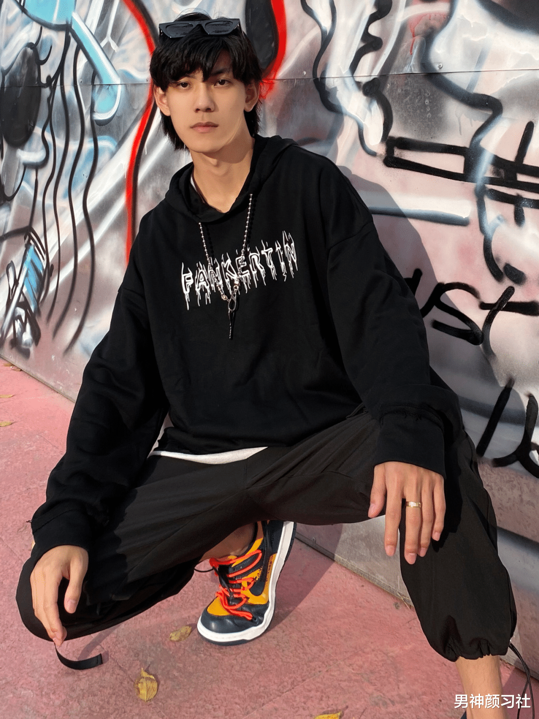 男神颜习社 丢掉毛衣和大衣，只有卫衣才能让90后的中年人“脱油”