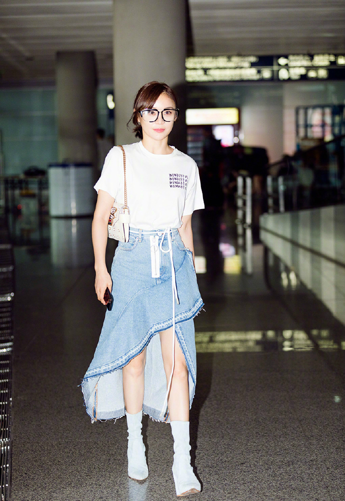 八只爪的猫|刘雯穿牛仔半身裙街拍,配平底鞋长腿也抢镜