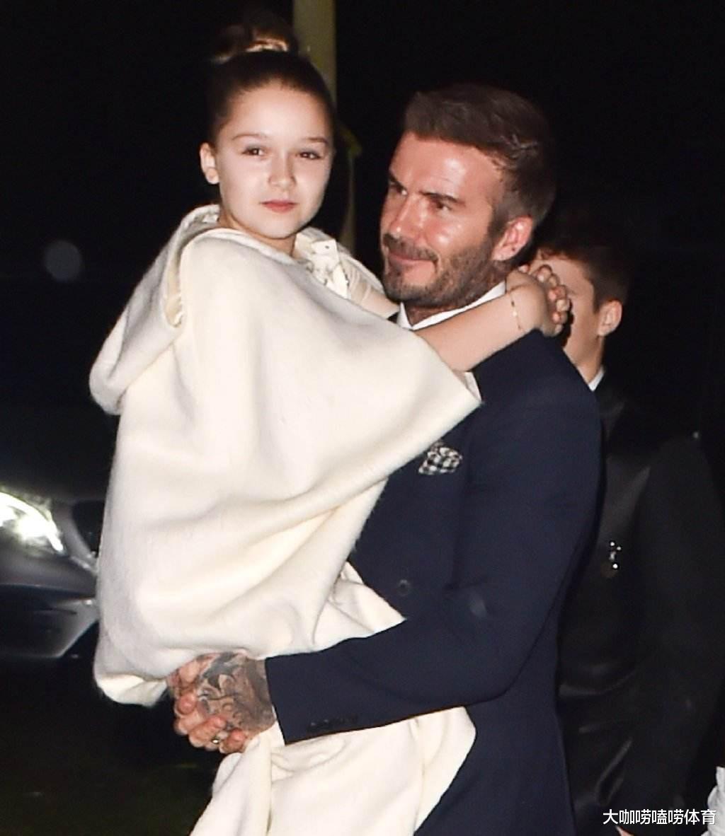 哈珀·贝克汉姆|争议！贝克汉姆贺新年，与女儿嘴对嘴亲吻反复摇晃，有悖正常伦理