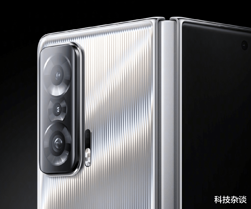 宋轶|荣耀Magic V真机现身，时尚先生曝光，女神宋轶手持