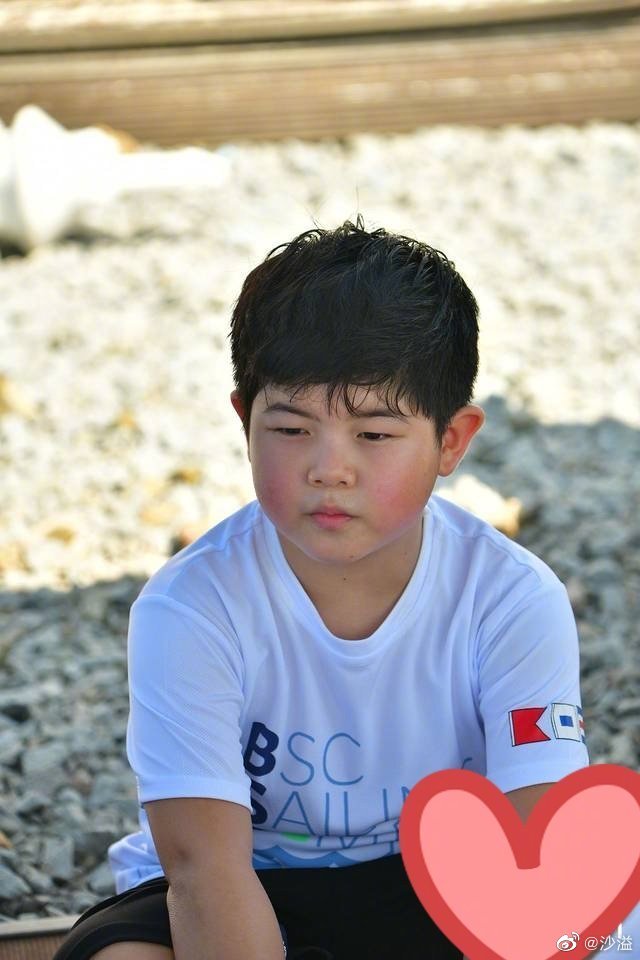 沙溢|沙溢带大儿子游玩，10岁安吉发福肚腩明显，个头长到爸爸肩膀