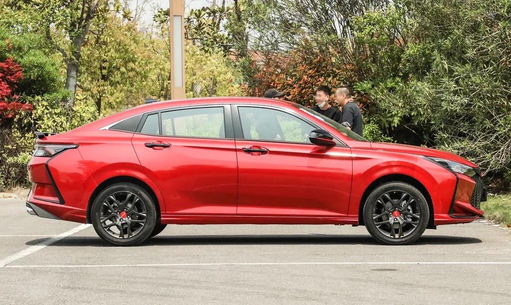 言真说会 它比日系车耐看，比德系省油，6挡+5座+6.4个油，只喝92“粗粮”