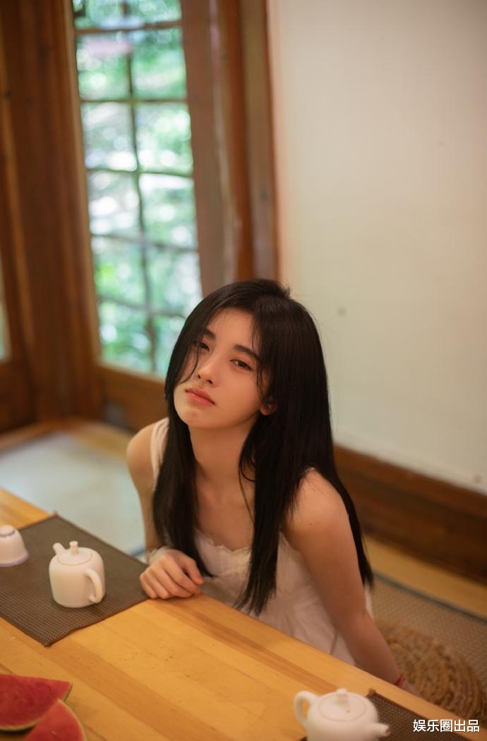 鞠婧祎|时隔35天，鞠婧祎终于更新了动态，晒出近照令粉丝感慨万千