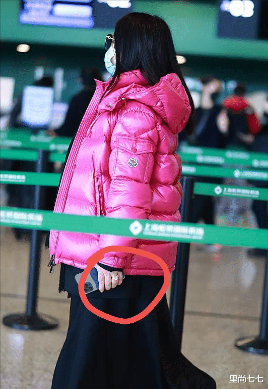 李湘|李湘离婚后独自走机场，一身粉变小女人不霸道，却高调秀出鸽子蛋