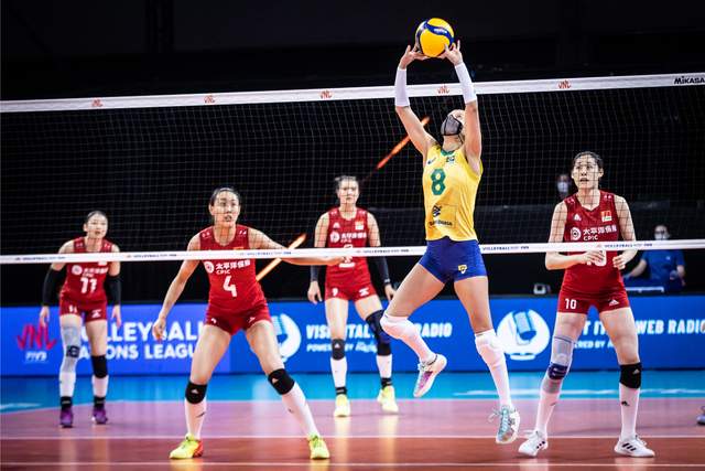 张常宁|大冷门!中国女排3-2力克巴西止住4连败,张常宁打疯了狂轰36分