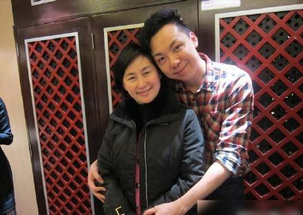 梁安琪|何超琼密友手段高，一时嘴误捅出梁安琪大秘密，甘比也得给他面子