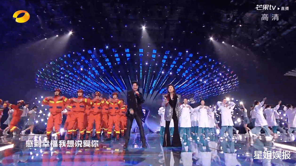 跨年|湖南台跨年：王一博胖了，龚俊唱得难听却自信，杨紫出场创收视高峰