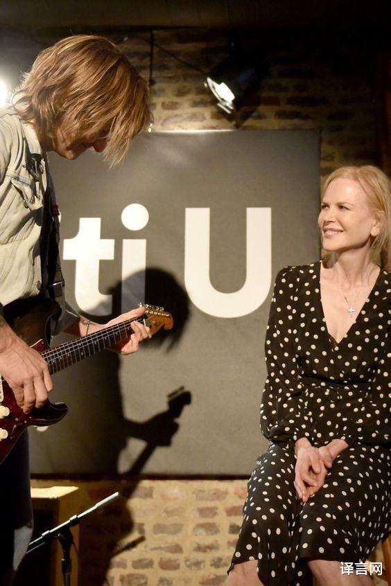 妮可·基德曼|54岁妮可·基德曼庆结婚15周年，晒舔脖照，被乡村歌手宠成小女孩