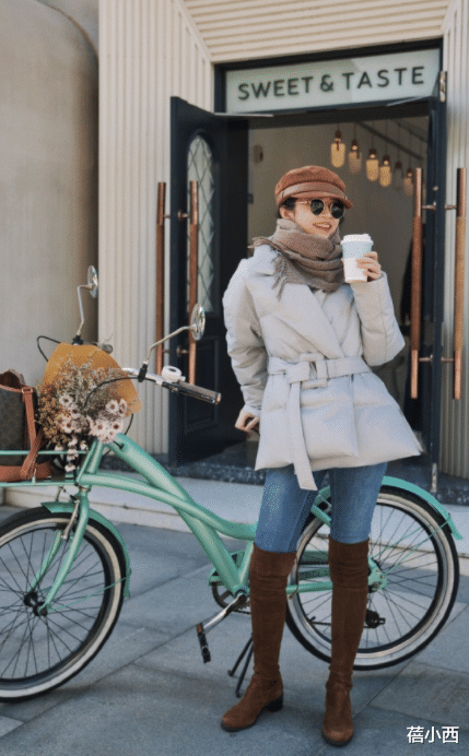 蓓小西 奔三奔四的女人，建议多穿“羽绒服”，下搭牛仔裤、半身裙真时髦