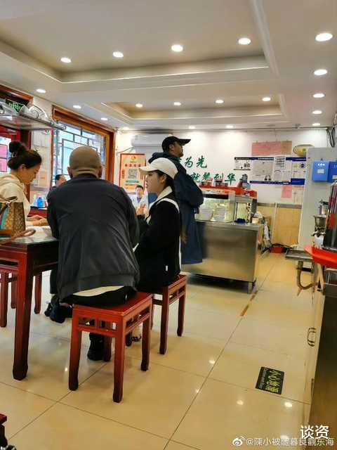 韦唯|51岁窦唯穿破洞衣吃小吃，身材肥胖胡子拉碴，独自一人好孤独