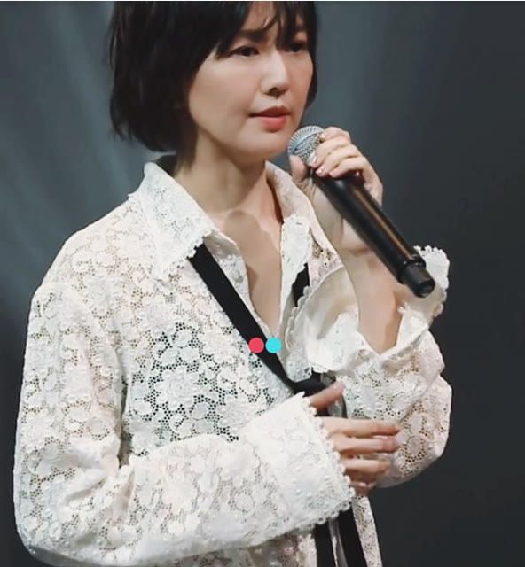 张惠妹|张惠妹深夜开直播？现场拆假睫毛，再唱经典歌曲《蓝天》