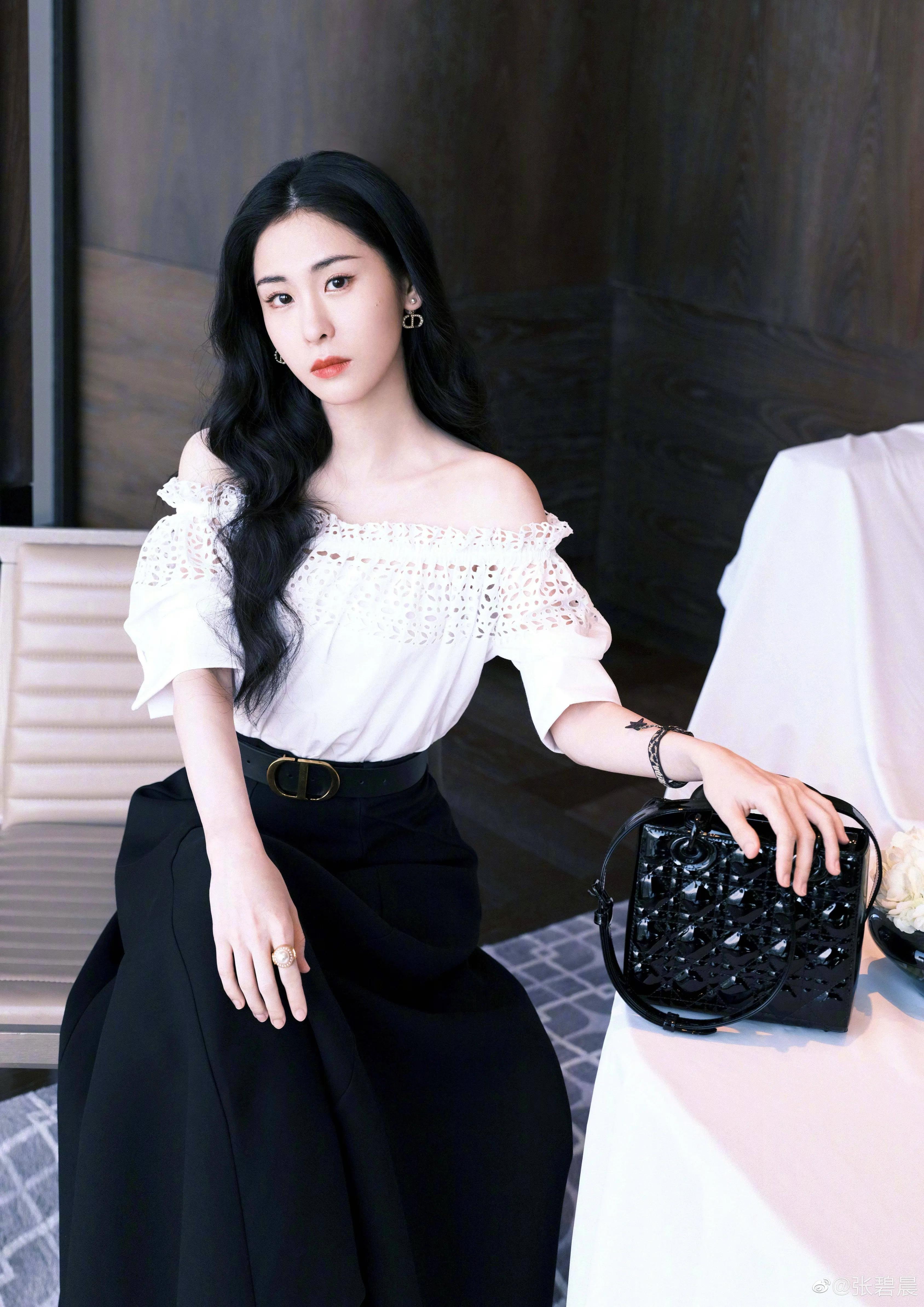 张碧晨|歌界女神张碧晨，妈妈身份丝毫没改变高贵的气质与性感的身材