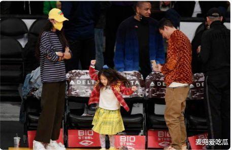 陈冠希|陈冠希一家看球赛？素颜状态暴露真实颜值，网友：越来越像赵本山