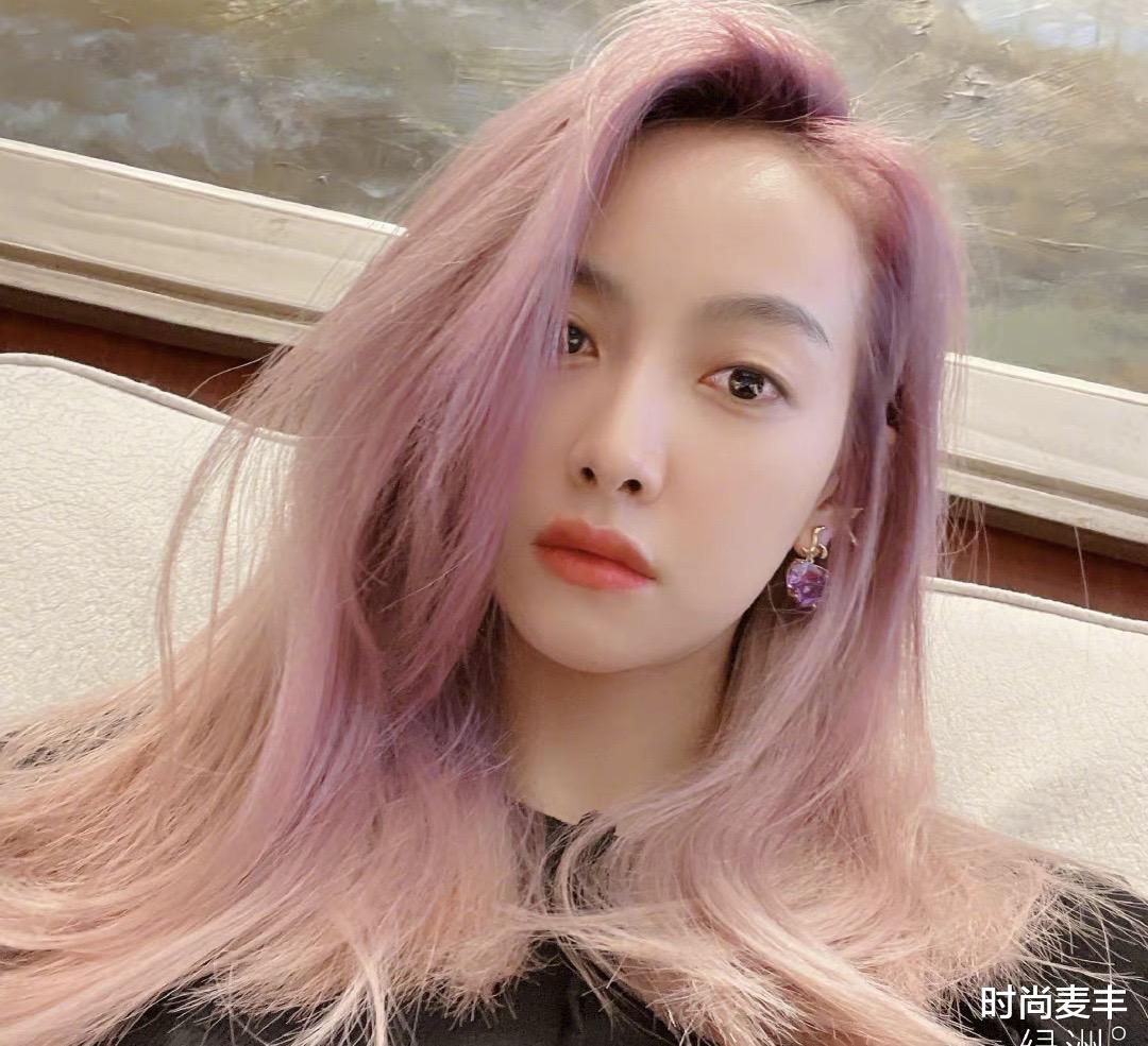 赵奕欢|宋茜粉紫色发型太飒,黑色上衣右腰少一块好酷,这样背包第一次见