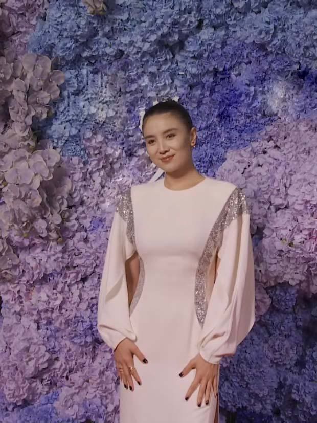 时尚圈的奇葩大喵 杨幂汤唯红毯称霸!复古随性好上镜,宋茜童谣表现平平让人记不住