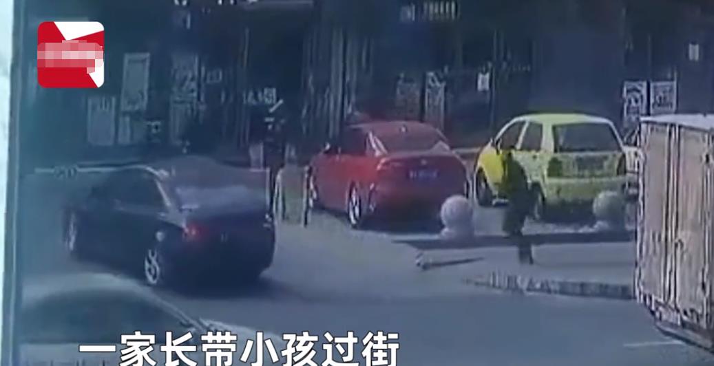 甘肃兰州:大人过马路打电话,没留神孩子摔倒被碾,市民抬车救人