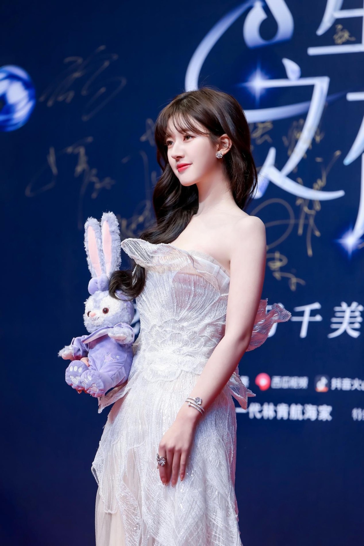 BiuVogue 赵露思穿露肩的纱裙，当众变出直角肩，也太神奇了吧