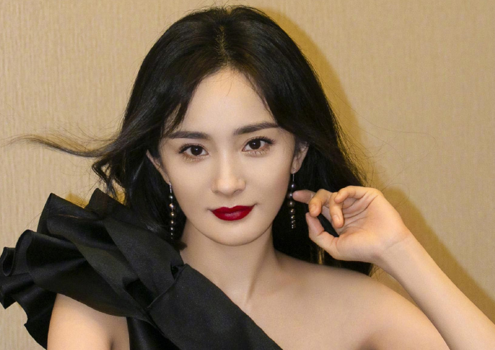 杨洋|杨幂蓝色挑染公主切太帅了吧，酷飒又有型，镜头表现力超强