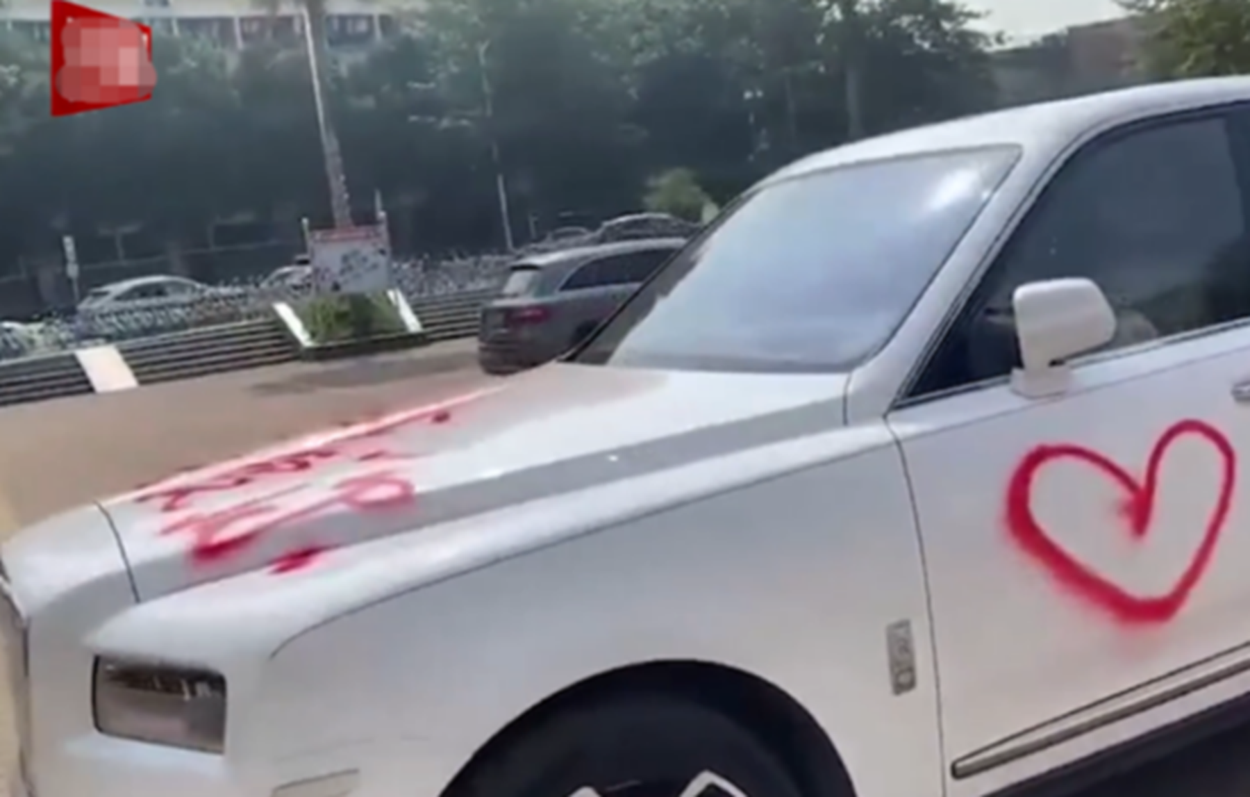 劳斯莱斯库里南 女子告白失败，在700万劳斯莱斯上喷字示爱，车主：朋友都没得做