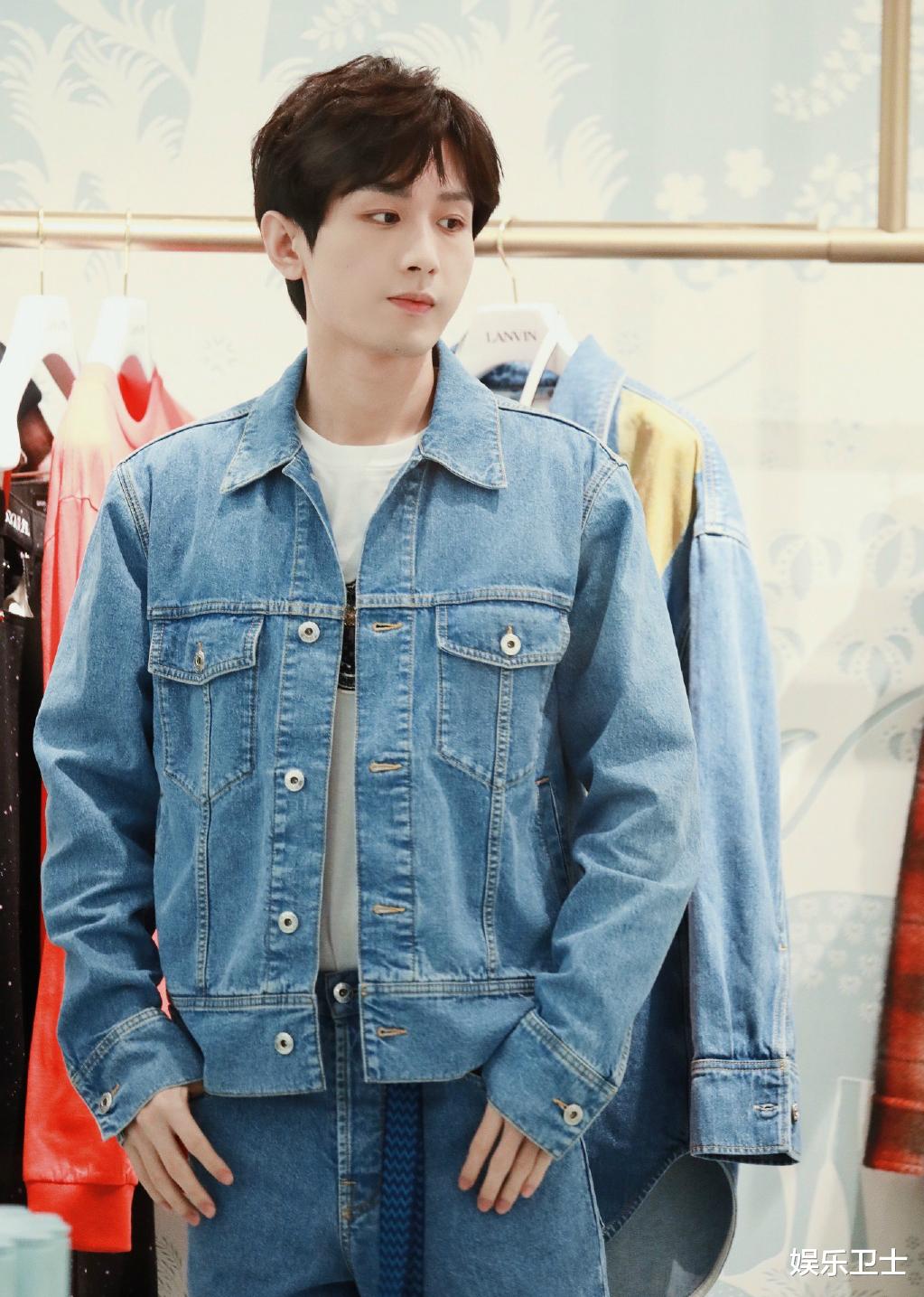 巫师|成毅穿牛仔装出席活动，差点摔倒立马摆平衡姿势好逗，听粉丝指挥乖巧可爱