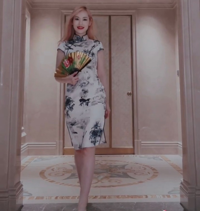 马蓉|马蓉穿旗袍秀婀娜身段，露一截白嫩小腿，身后豪宅富丽堂皇似城堡