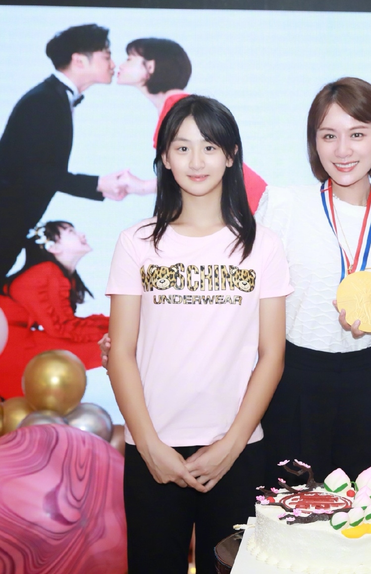 田亮|叶一茜晒庆生照，与田亮嘟嘴亲吻，13岁女儿森蝶身高赶超爸爸