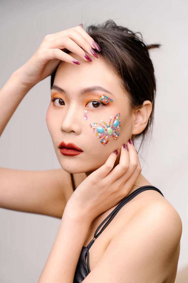 医美 女明星人手一个！眼线贴火出圈了？这期美妆贴纸种草请收好