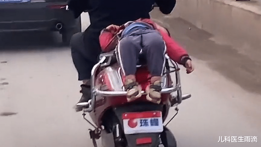 儿科医生雨滴|揪心又危险！男童睡着后被拦腰捆电动车后座，网友：生活不易