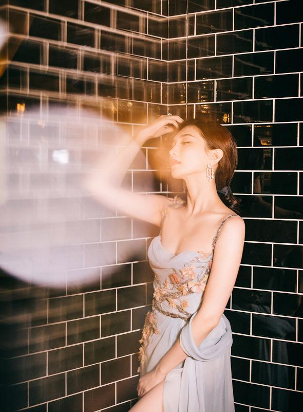 江疏影|江疏影晒“腿特长”精修照，无意看到她的脚趾头：我眼睛不干净了