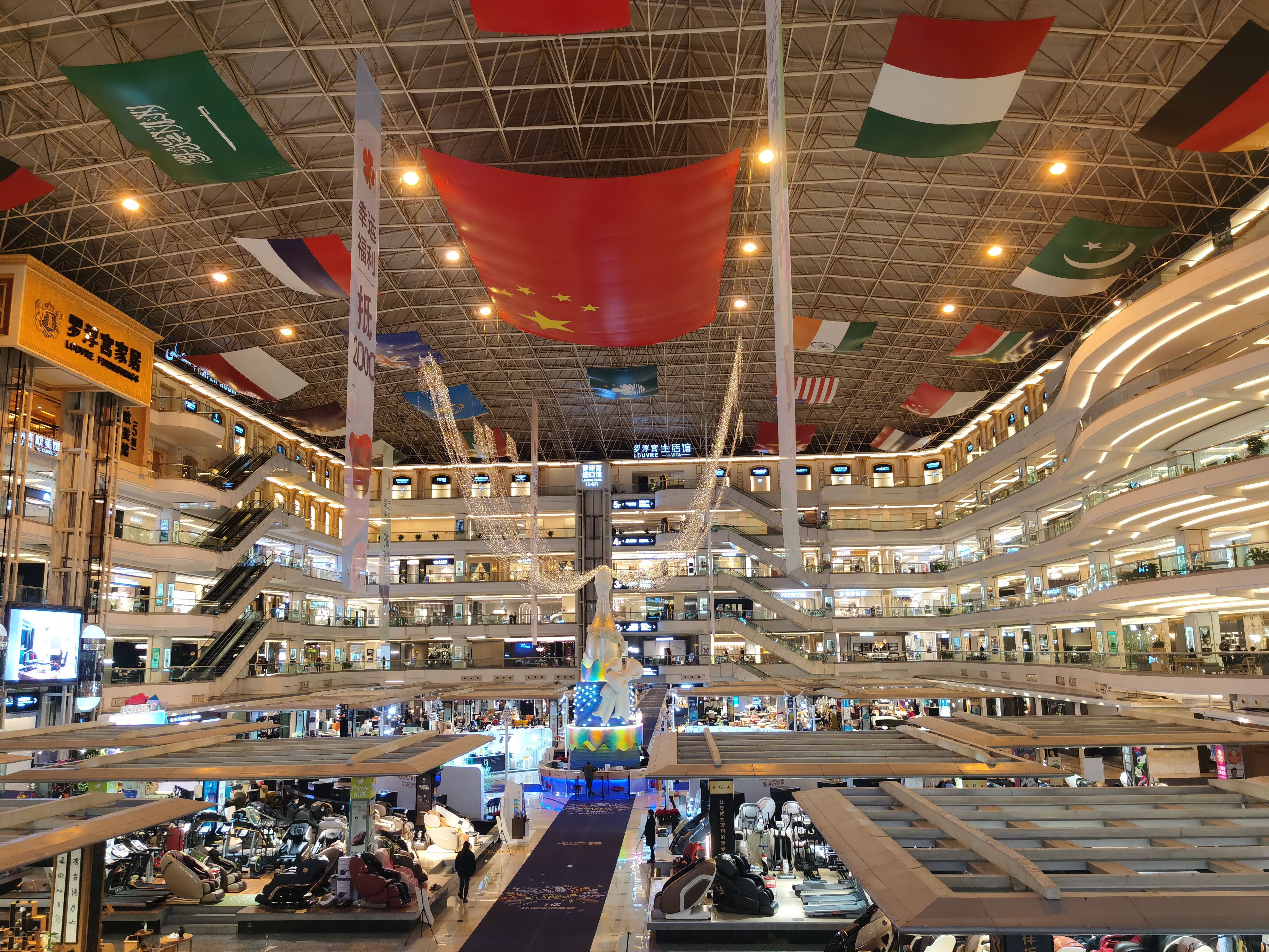 罗浮宫家居,虽然名字有些浮夸,但却是顺德家具商贸的典范