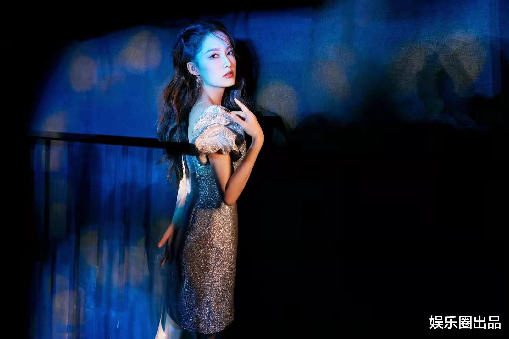 鱿鱼游戏|李沁的“甜度”超标了吧，穿银色长裙凹造型，状态不输00后