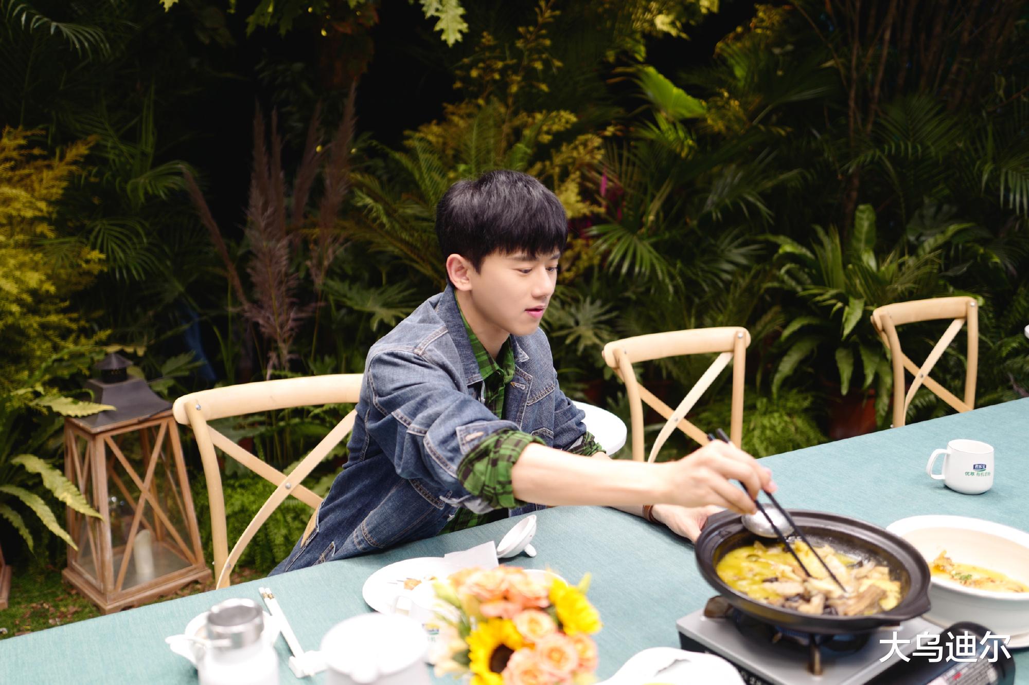 王一博|孟庭苇的《时光音乐会》，牛奶代言人来了，国家队的国庆叔也到了