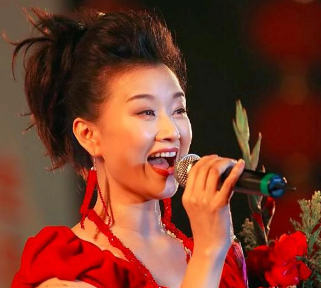 发型|宋祖英的锁骨发真显气质，配薄纱内衬秀身材，人群中也美成焦点