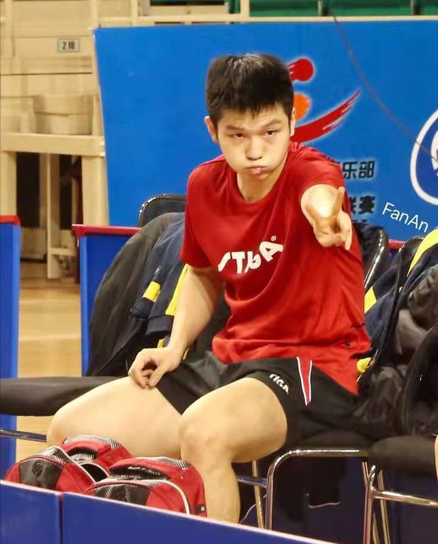 湖人队|樊振东的故事,16岁就成国乒主力,绯闻女友是全民女神!
