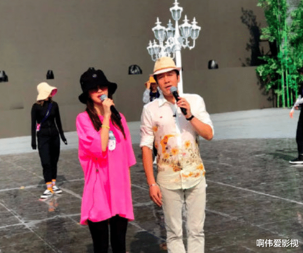 黄晓明|黄晓明杨颖夫妇中秋无互动，被曝酒店开两间房，后台还分开采访