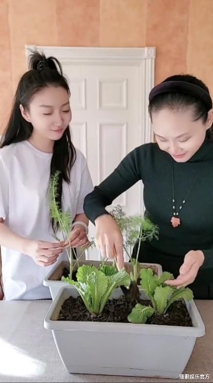 斛珠夫人|于文华与小30岁女星同框，56岁依旧保养佳，皮肤紧致腰身纤细