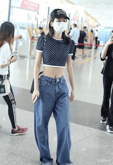 天果时代|乔欣机场私服绝了，身穿波点儿童衫配拉裆裤，小蛮腰抢镜