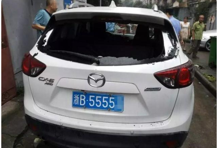 上午摇到5555车牌,下午就被砸车,网友嘲讽“自讨苦吃”