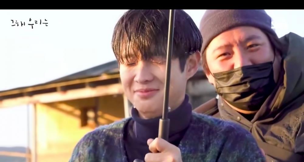 杨怡|《那年我们》吻戏花絮比正剧还甜！崔宇植吻状太惨，惹金多美笑场