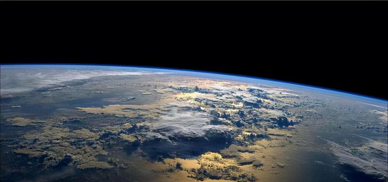 漂浮在太空中的尸体,如果掉到别的星球,会不会进化出新的生命