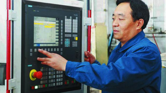 老猫聊职场 老电工被开除，临走前每台机器摸一遍，半月后接到老板电话