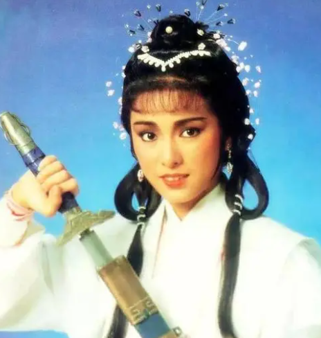 米雪|66岁米雪近照似少女，皮肤紧致大长腿吸睛，瘦到肩胛骨分明